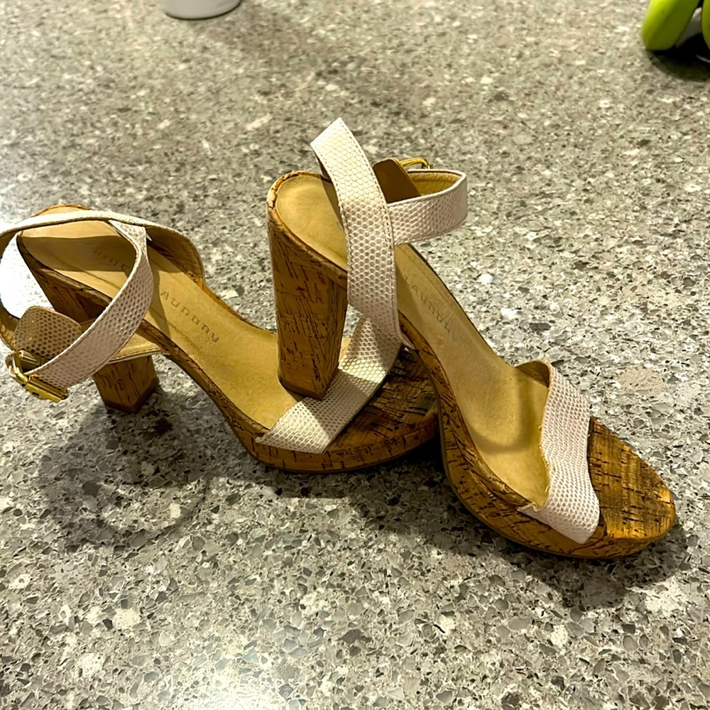 Barely worn Chinese Laundry Sandal 7.5